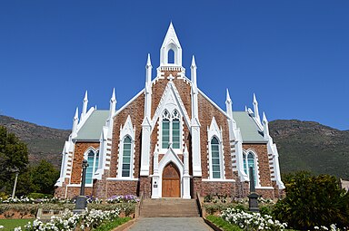 Piketberg se NG kerk in kenmerkend Neo-Gotiese boustyl. Dis in April 1882 ingewy en staan op dieselfde plek waar die ou kruiskerk was.