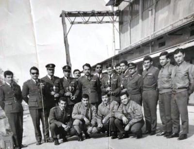 المقدم الطيار حميد شعبان وآمر جناح الطيران المقدم الطيار عبد الغني حميد مع مجموعة من الطيارين العراقيين عام 1967