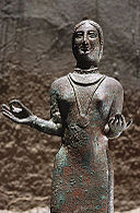تمثال من البرونز لامرأة تحمل بخورا ومشعلا من الزيت في مأرب