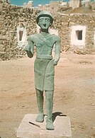 تمثال من البرونز عٌثر عليه في معبد إلمقه مقدم من رجل يدعى "معديكرب" يعود للقرن السادس ق.م