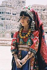فتاة صنعانية بالزي العربي اليمني التقليدي