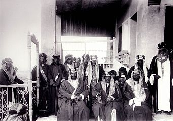 الأمير عبد العزيز آل سعود وبجانبه الشيخ مبارك الصباح في الكويت عام 1910.