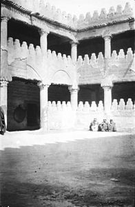 صورة الفناء الداخلي لقصر برزان, ويظهر ثلاثة رجال