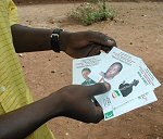 Citoyen malien avec des bulletins de vote de l'élection présidentielle.