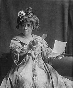 Portrait photograph of Minnie Maddern Fiske as Becky Sharp