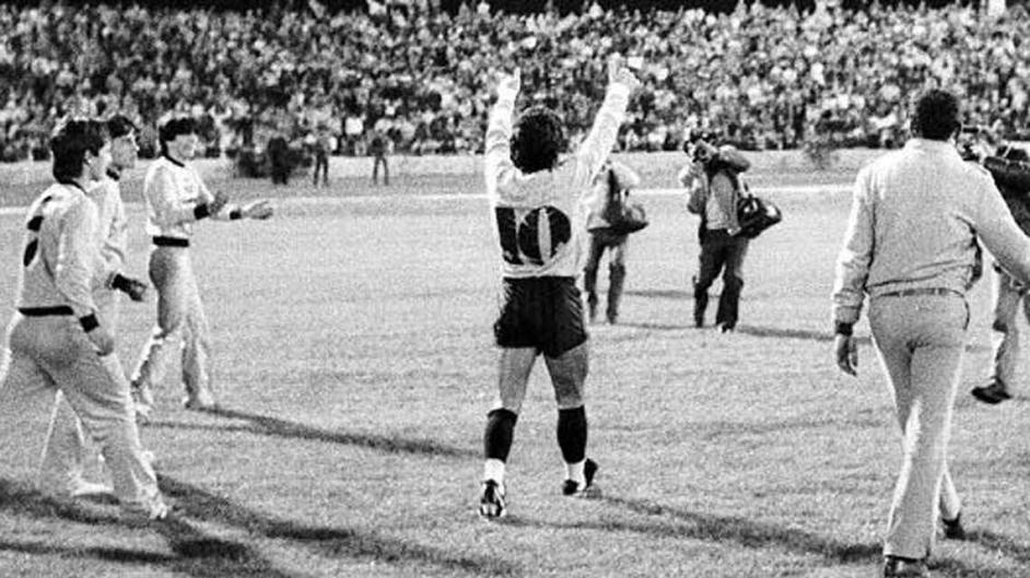 Maradona ovacionado finalizado el partido.