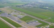 Les parkings, les taxiways et la piste 22/04 de 1 700 m