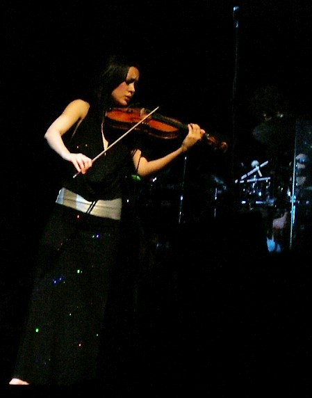 Lucia_Micarelli,_Palais_des_Congrès,_concert_J.Groban,_2007.jpg