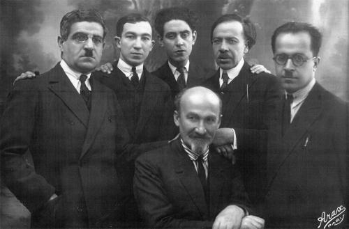 Rédaction du journal Haratch en février 1928 à Paris. De gauche à droite : Chavarche Missakian, Armen Lubin (Chanah Chahnour), Nichan Béchiktachlian, Melkon Kebabdjian, Chavarch Nartouni et Teotig.