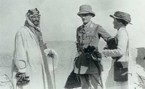 السلطان عبد العزيز بن عبد الرحمن مع بيرسي كوكس عام 1916 بعد عام واحد من عقد معاهدة دارين.
