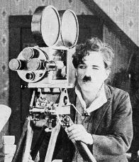 Chaplin et les manivelles de sa caméra Bell-Howell 2709 (1921).