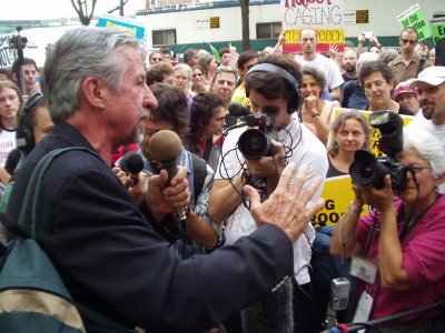 Tom Hayden urges anti-war activists to continue efforts to organize.