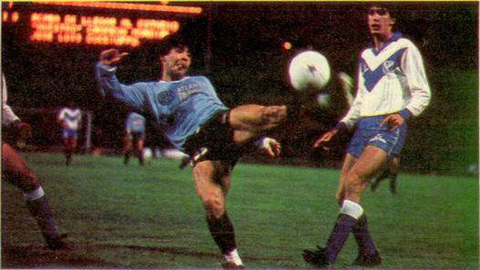 Maradona jugando para Belgrano vs Vélez.