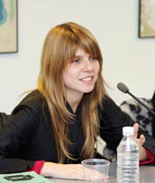 Miriam Reyes en una lectura. Barcelona, 2008