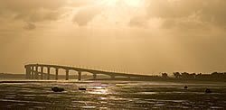 Le pont de l'île de Ré, vu de la baie de Rivedoux.