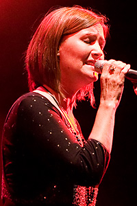  Karen Matheson, en concert avec Capercaillie lors du festival Celtic Rock 2007, à Glamis Castle en Écosse, 31 août 2007.