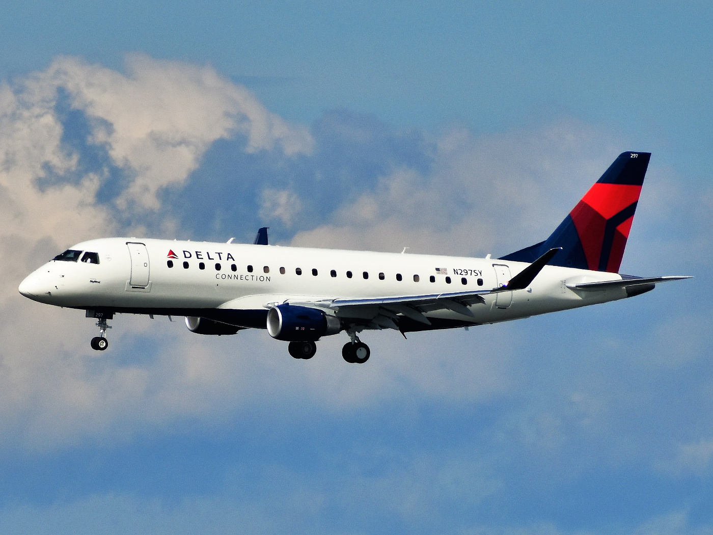 SkyWest_(Delta_Connection)_Embraer_ERJ-175LR_N297SY_approaching_LaGuardia_Airport