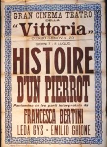 Affiche jaunie où l'on peut lire : Gran Cinema Teatro "Victoria" - HISTOIRE D'UN PIERROT.