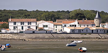 Le front de mer. À gauche le Moulin, à droite la tour d'Hastrel.