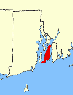 L'île Aquidneck en rouge, en noir les frontières de l'État, Block Island est visible au large.