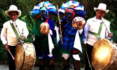 Integrantes de la danza ritual Mozo Danza (Chacas, Perú), los músicos llevan roncadoras y pinkullos.