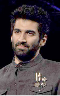 Description de l'image Aditya Roy Kapur walks the ramp for Blackberry Night.jpg.