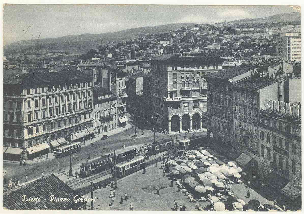 Trieste, Goldoni Square in the 1950s. From the left, an Alfa Romeo 800 Garavini (611-620 batch) on route 15, a tram Stanga (401-428 batch) with trailer on route 9, a tram Stanga (429-448 batch) on route 3, two Alfa Romeo 140, probably on routes 5 and 11