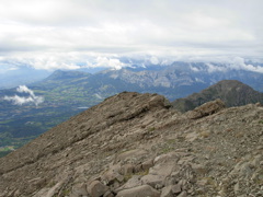 L'arête sommitale vue depuis le sommet ; au second plan à droite le pic Queyrel