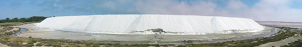 « Camelles » (colline) de sel aux Salins du Midi à Salin-de-Giraud (Arles).