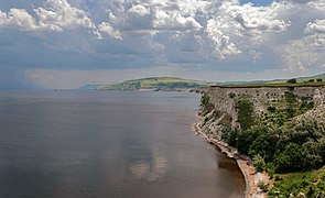 Une falaise de craie au bord du fleuve.