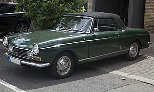 404 Cabriolet (capote fermée).