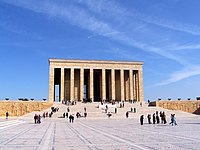 Mustafa Kemal Atatürk için yapılan Anıtkabir'de (solda) İsmet İnönü'nün de mezarı (sağda) bulunmaktadır.