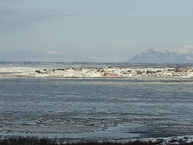 Borgarnes vue de la côte, ville entre mer et montagnes.