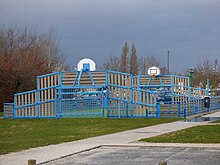 Terrain multisport et sa clôture bleue de Sainte-Hélène.