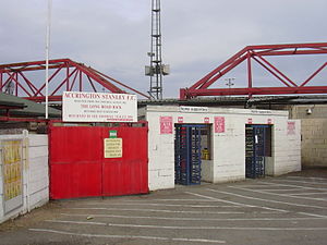 Drehkreuzeingänge zum Main Stand des Stadions