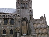 Westliche Vierung von Norden: Turm und Vorhalle früh­gotisch, am Lang­haus Maß­werk­fenster der Emporen und Seitenschiffe 14./15. Jh.