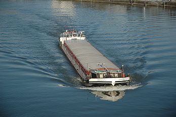 Péniche automotrice sur le Danube à Linz (Haute-Autriche). (définition réelle 3 008 × 2 000)