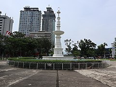 Fuente Osmena Circle fountain with skyscarpers