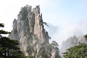 פסגה ברכס חואנגשאן, רכס ההרים ידוע בשל יפי הנוף בו ופסגות הגרניט בעלות הצורה המיוחדת.