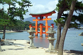 Le grand torii du sanctuaire shinto d'Itsukushima (Japon). (définition réelle 1 500 × 1 000*)