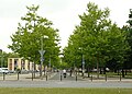 Fußgänger- und Radfahrerallee an der Ostseite, links Pavillon mit Gaststätte