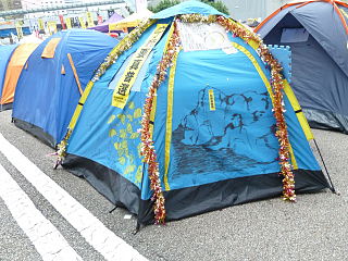 Lion Rock meme drawn on tent in Admiralty