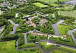 Flygbild över Fort Bourtange nära Groningen, Nederländerna. Ett stjärnfort med kronverk som kompletterande utanverk