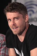 Luke Mitchell interprète Lincoln Campbell.