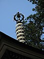 五重塔の相輪 通常の塔にみられる水煙（すいえん）の代わりに傘蓋がある。