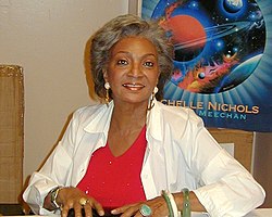 Nichelle Nichols Dragon Con -tapahtumassa vuonna 2002.