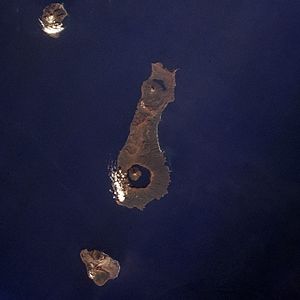 温禰古丹島の衛星写真。湖の中に島の浮かんでいるところが、幽仙湖と黒石山。上側の三日月型の湖水が蓬莱湖で、その右側の白く見えるピークが根茂山。下が春牟古丹島、左上は磨勘留島