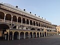 Davanti al Palazzo della Ragione una rara piazza deserta