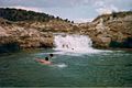 Baignade dite "Plaza de Toros" ou "Baño de las Mulas", cascade du lac Tomilla se déversant dans le lac Tinaja