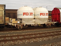 Un wagon-silo type Ucs à deux citernes verticales et déchargement pneumatique de la SNCF (Wagon de type UIC-U).